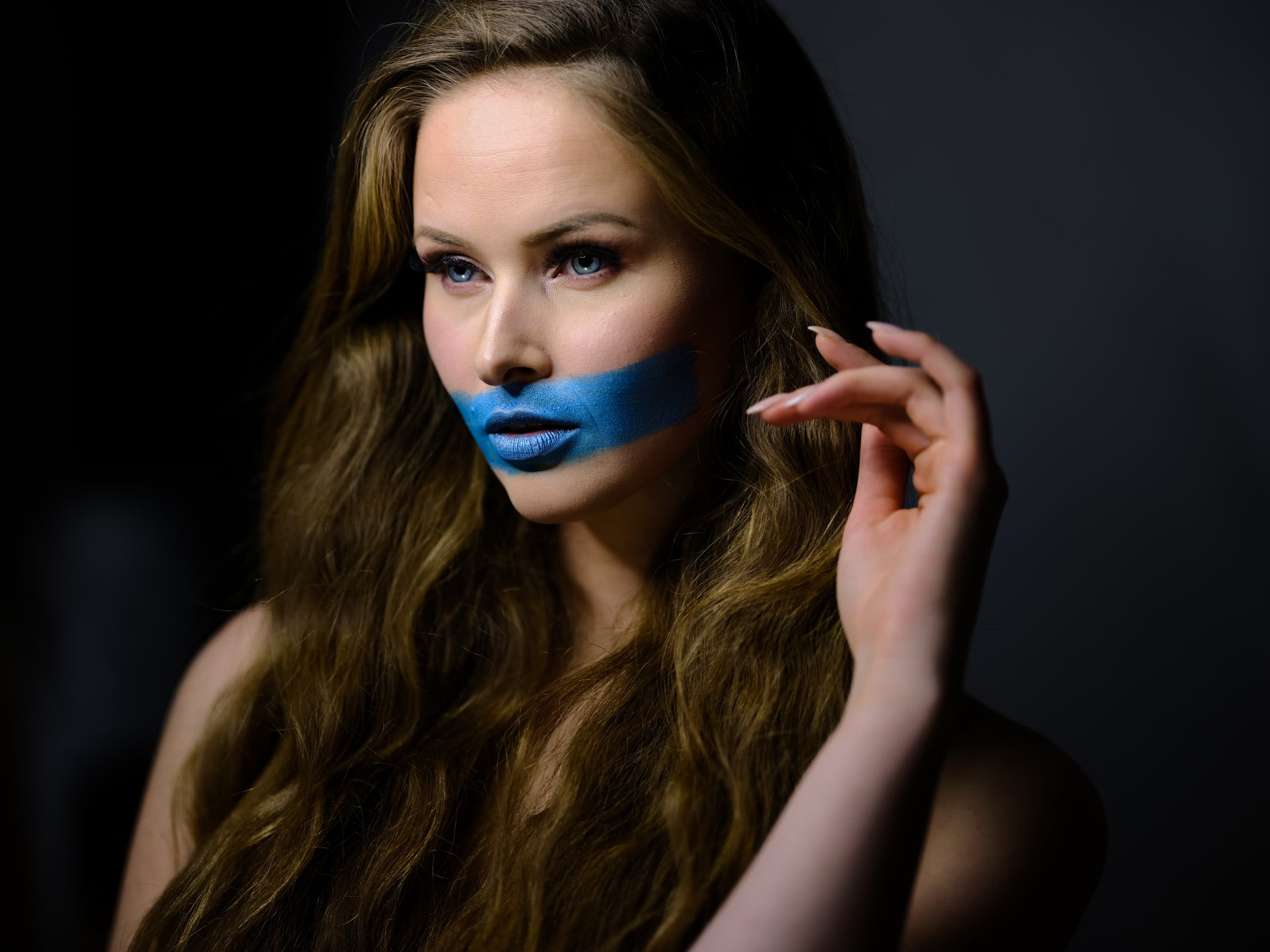 Frau mit blauer Farbe am Mund