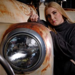 Junge Frau am amerikanischem Oldtimer